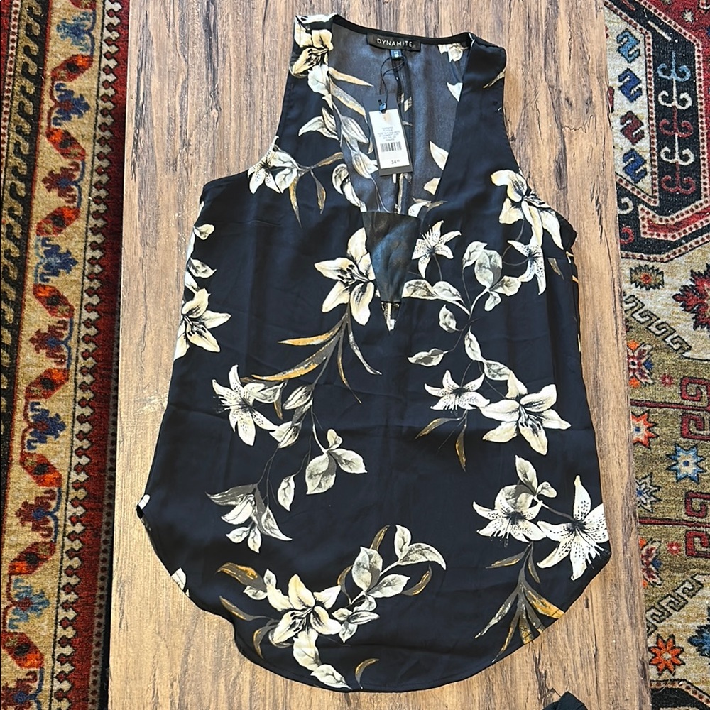 💕NWT Dynamite Black and White Floral Tank Top